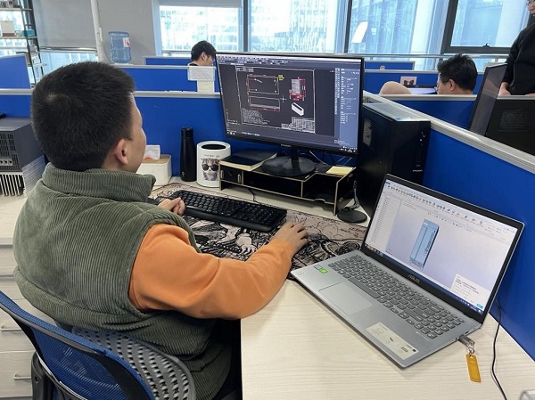 圖:禾川科技工程師使用中望產(chǎn)品在設(shè)計(jì)繪圖